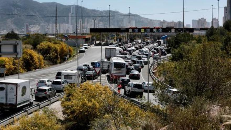 Aglomeración de vehículos en un peaje en una de las dos salidas de la AP-7 en Benidorm.