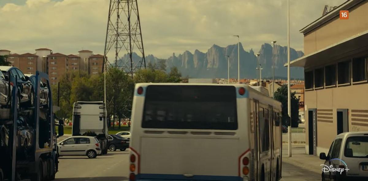 L'autobús amb Montserrat al fons