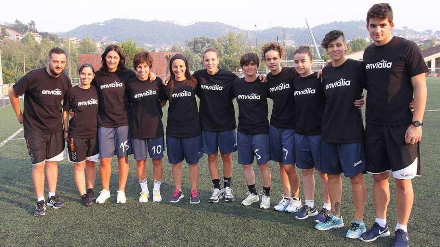 Parte de las jugadoras del Ourense Envialia y los técnicos, ayer en Oira. // Iñaki Osorio