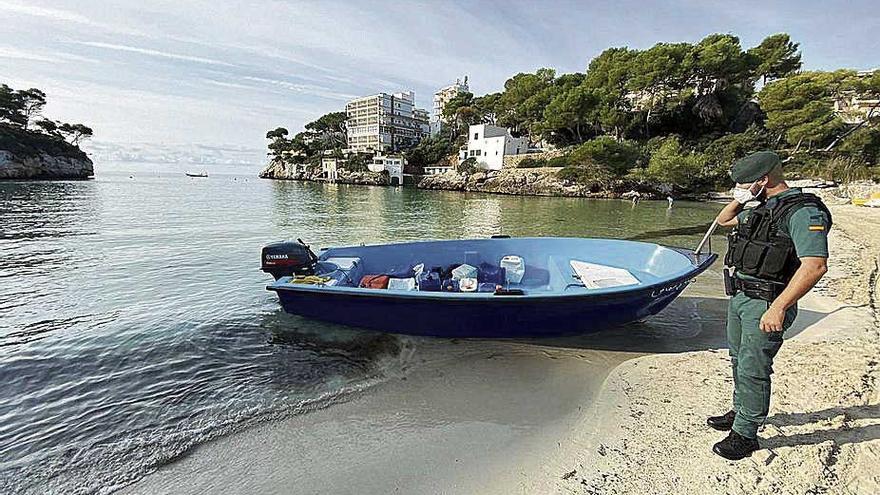 La embarcación que logró llegar hasta la costa de Cala Llombars.