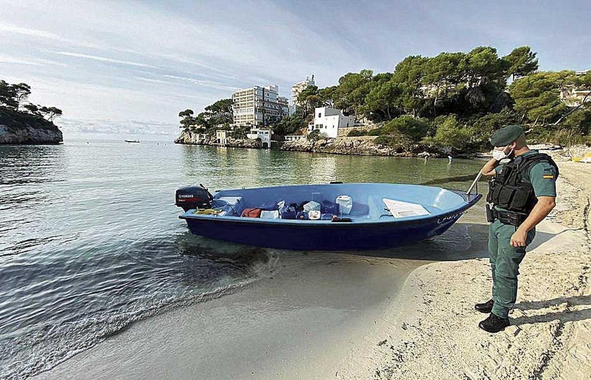 La embarcación que logró llegar hasta la costa de Cala Llombars.