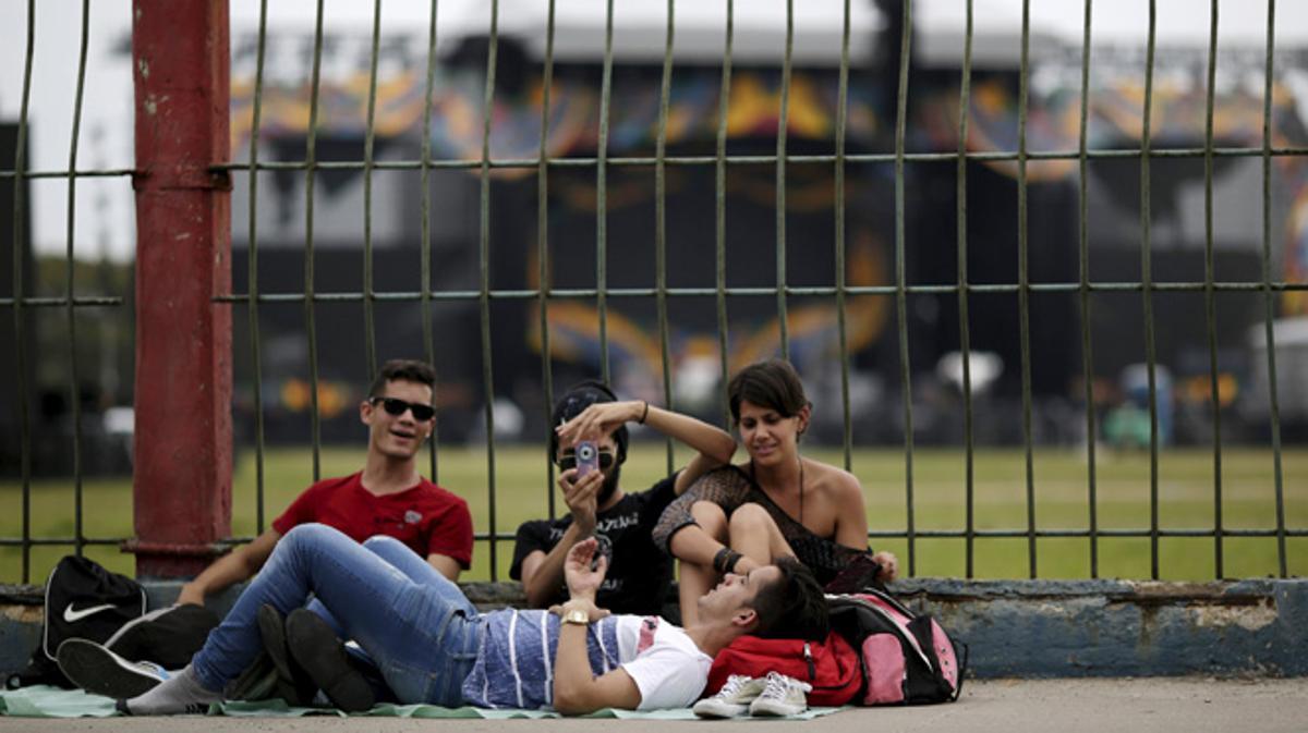 Entrevista a quatre cubans en relació amb el primer concert de Rolling Stones a l’Havana.