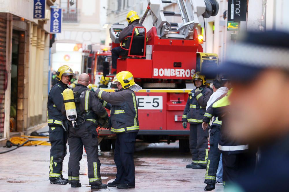 Un incendio afecta a un almacén en la calle Nueva