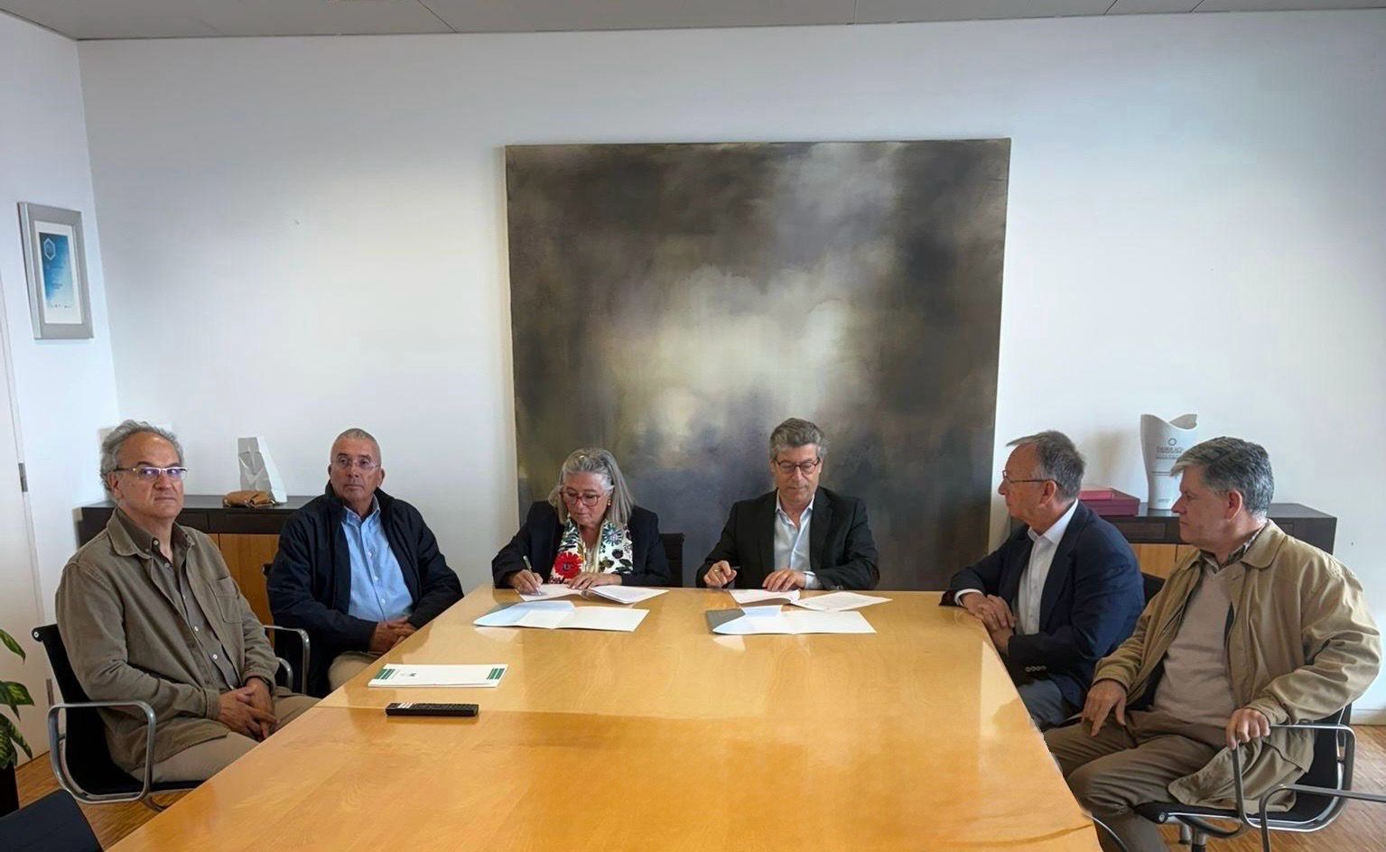 Imagen de la firma del convenio por parte de la presidenta de la Cámara de Comercio de Castellón, Lola Guillamón, y el responsable de la universidad de Aveiro.
