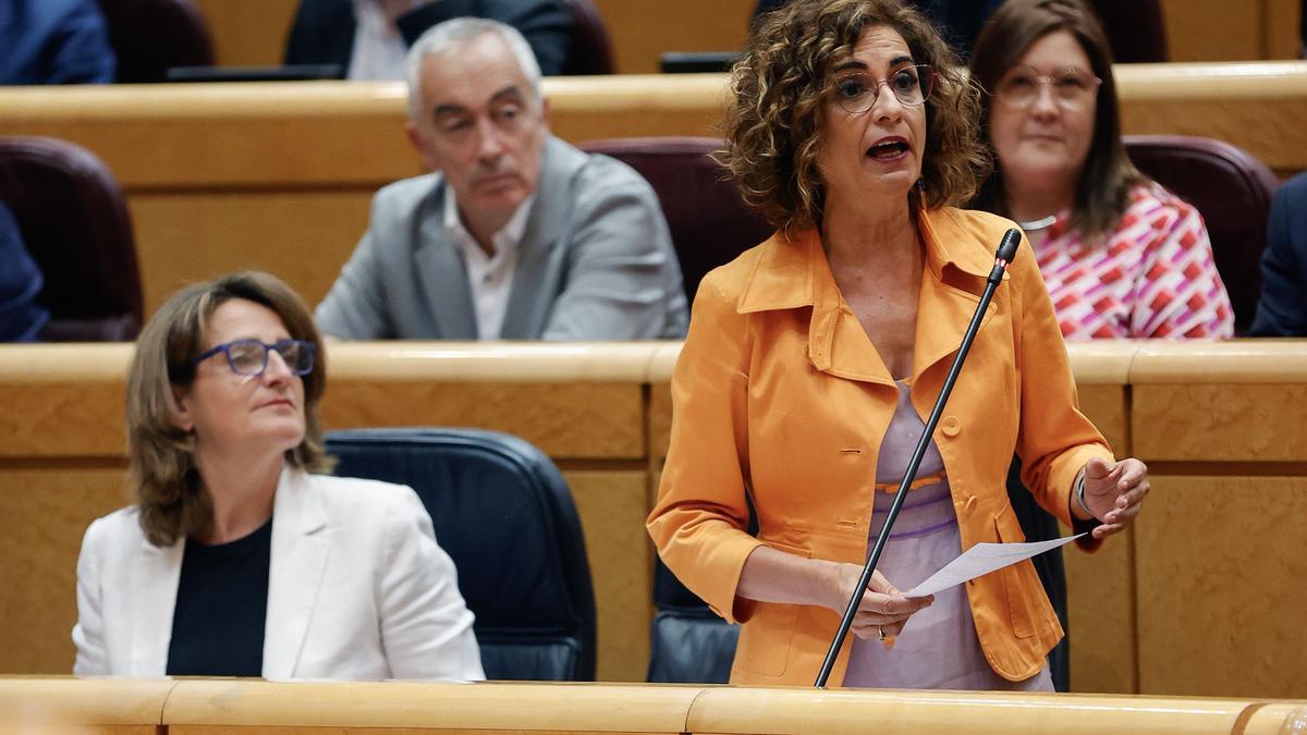 La ministra de Hacienda, María Jesús Montero, interviene durante una sesión de control al Gobierno en las Cortes.