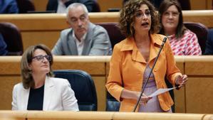 La vicepresidenta del Gobierno, María Jesús Montero, interviene durante la sesión de control al Gobierno celebrada este martes en el pleno del Senado, en Madrid.