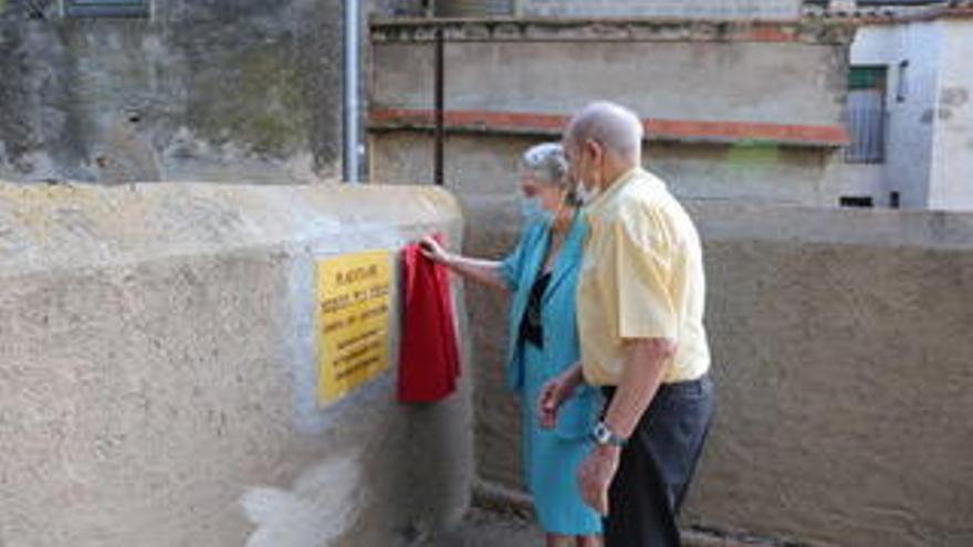 Inauguració de la placeta Miquel Pla i Coll amb família i representants polítics.