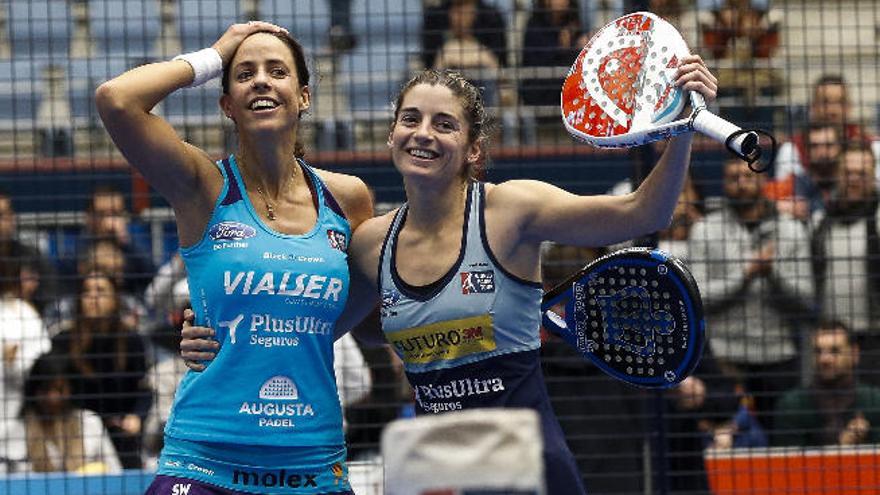 Marta Marrero (i) y Alejandra Salazar tras vencer ayer en San Sebastián.