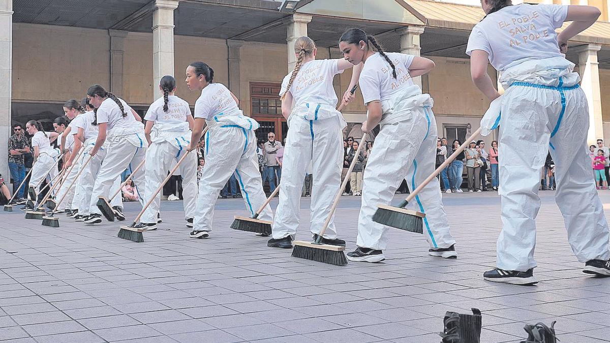 La plaza Santa Clara acogió uno de los espectáculos performativos que después recorrió la ciudad.