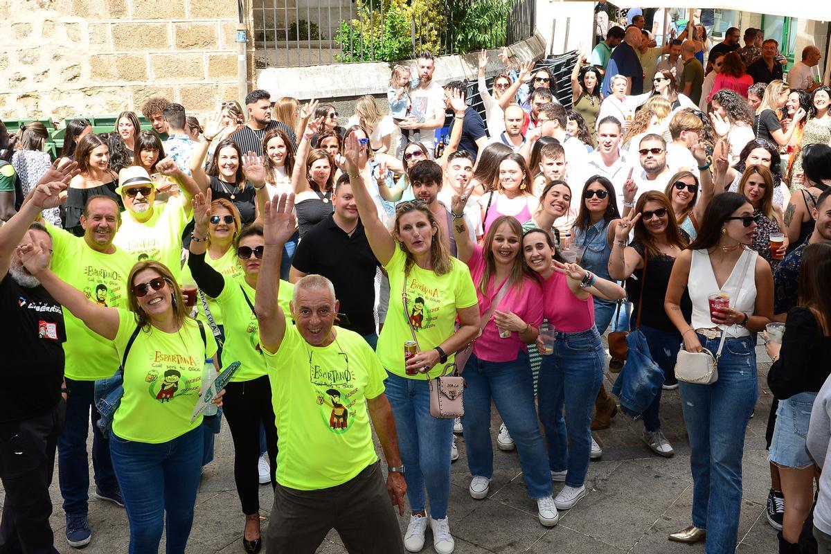 Placentinos en las cañas de la feria de Plasencia.