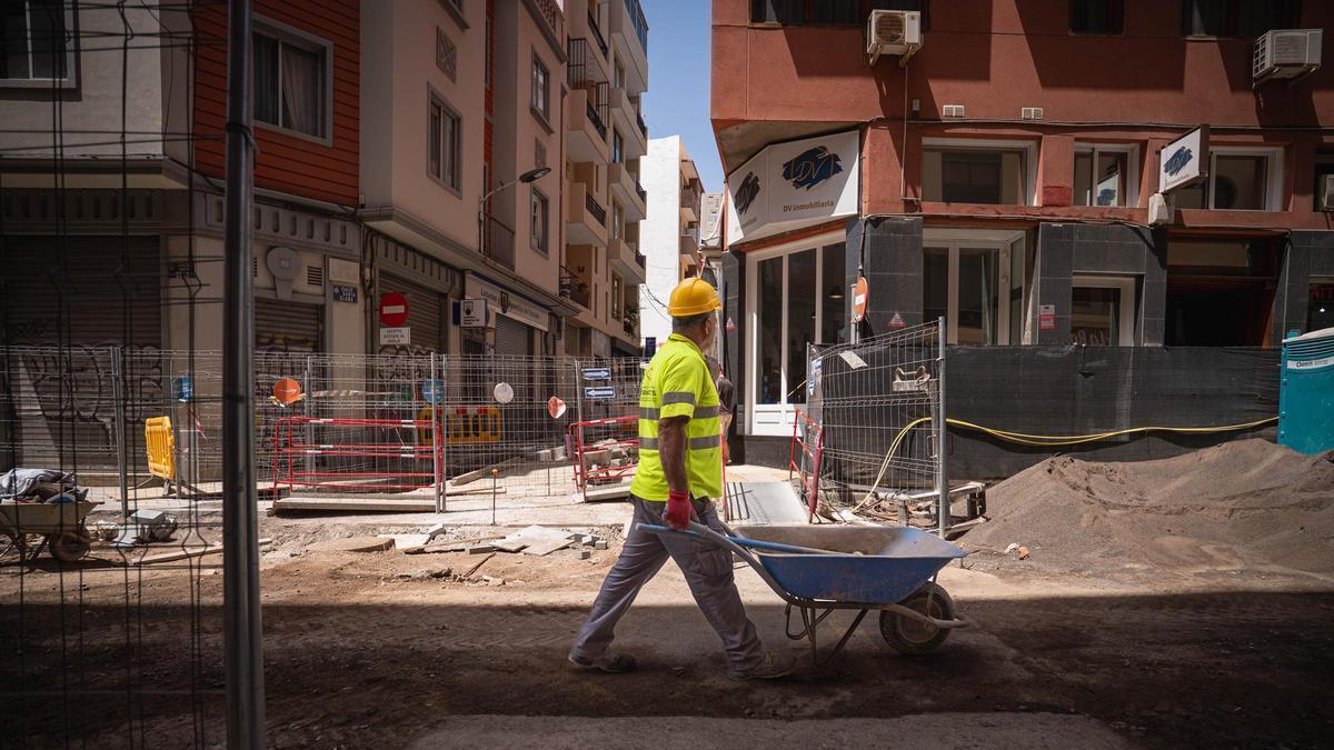 Fotografía de los trabajos que se llevan a cabo en la calle de La Rosa, en el distrito Centro-Ifara de Santa Cruz de Tenerife.