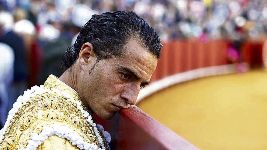 Esta imagen del fotógrafo Marcelo del Pozo muestra a Iván Fandiño en su sueño, su traje de luces y el coso.