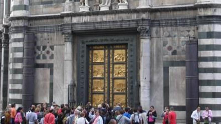 Las dos columnas de pórfido rojo que enmarcan las puertas del baptisterio de Florencia fueron saqueadas en Mallorca.