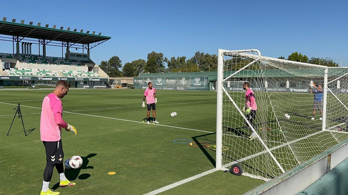 Adrián San Miguel, Álvaro Valles y Pau López en un entrenamiento del Betis
