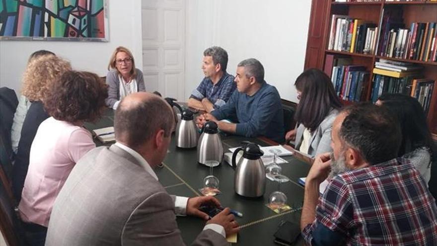 La alcaldesa de Cáceres se reúne con los padres sin plaza en el Pacheco