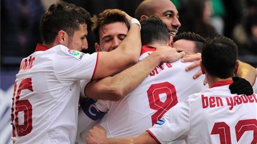 El Sevilla resiste arriba tras dos remontadas ante el colista