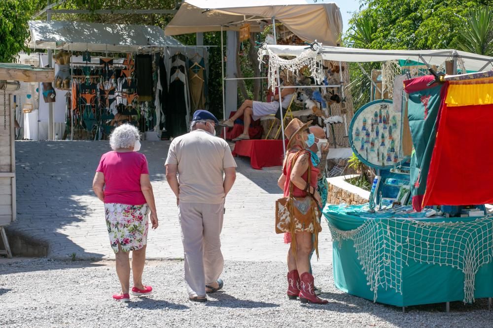 El popular mercadillo hippy de Sant Carles reabre sus puertas adaptado a todas las medidas sanitarias por el coronavirus