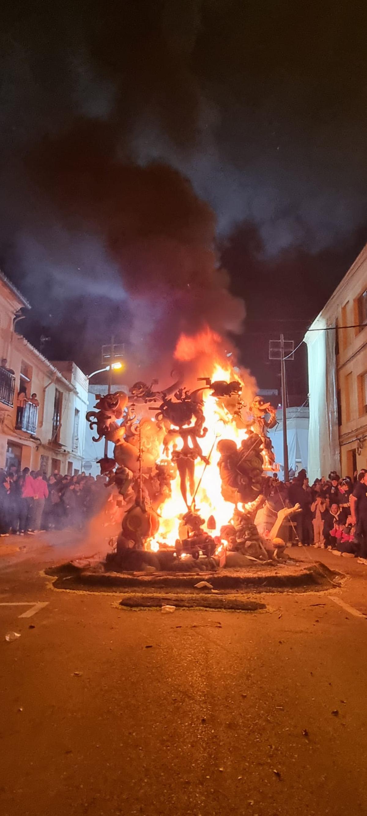 Arde la falla infantil de la Bega, primer premio de la Sección Especial en Cullera.
