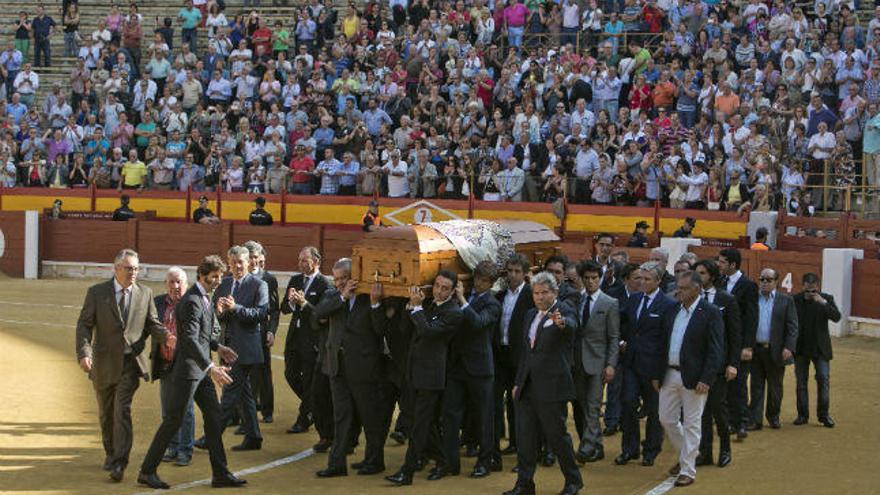 El féretro del diestro da la útlima vuelta al ruedo en la plaza de toros de Alicante