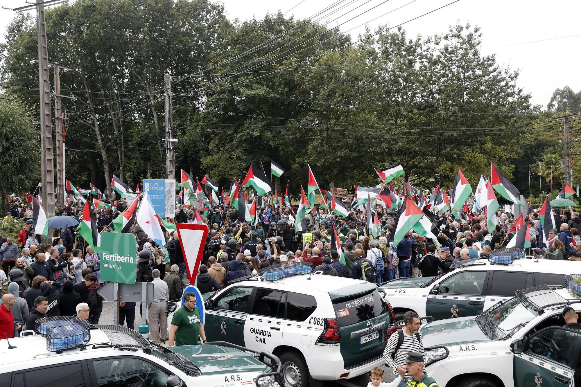 Concentraciones contra el equipo de Israel por el genocidio en Gaza durante el paso de La Vuelta por Pontevedra