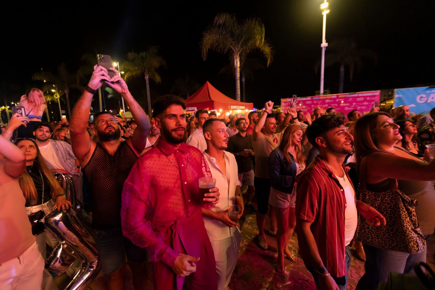 Gala y desfile Mr. Gay en la playa de Gandia