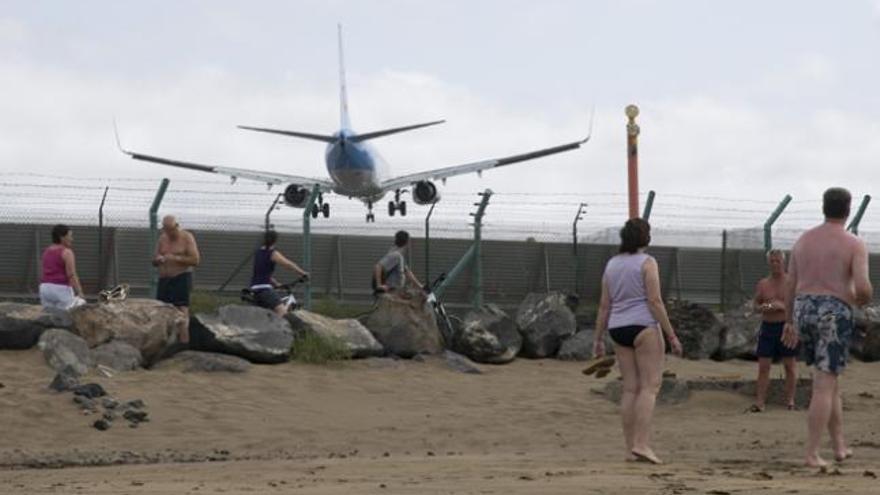 Un avión aterriza en el aeropuerto de Lanzarote. | adriel perdomo