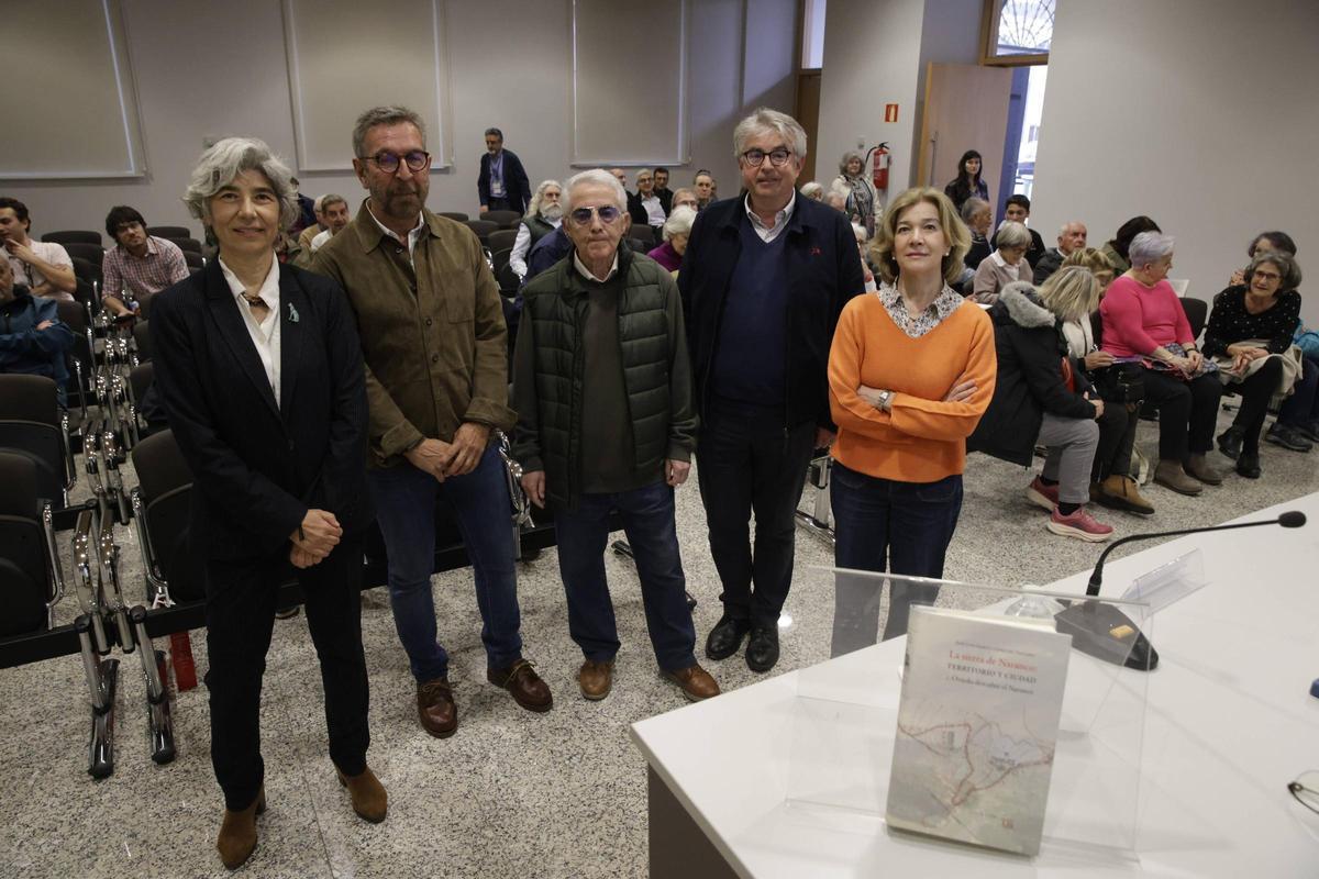 Por la izquierda, Ana Herrero, Felipe Fernández, José Luis García López del Vallado, Ignacio Ruiz Latierro y Concepción Paredes, en el salón de actos del Archivo Histórico de Asturias.