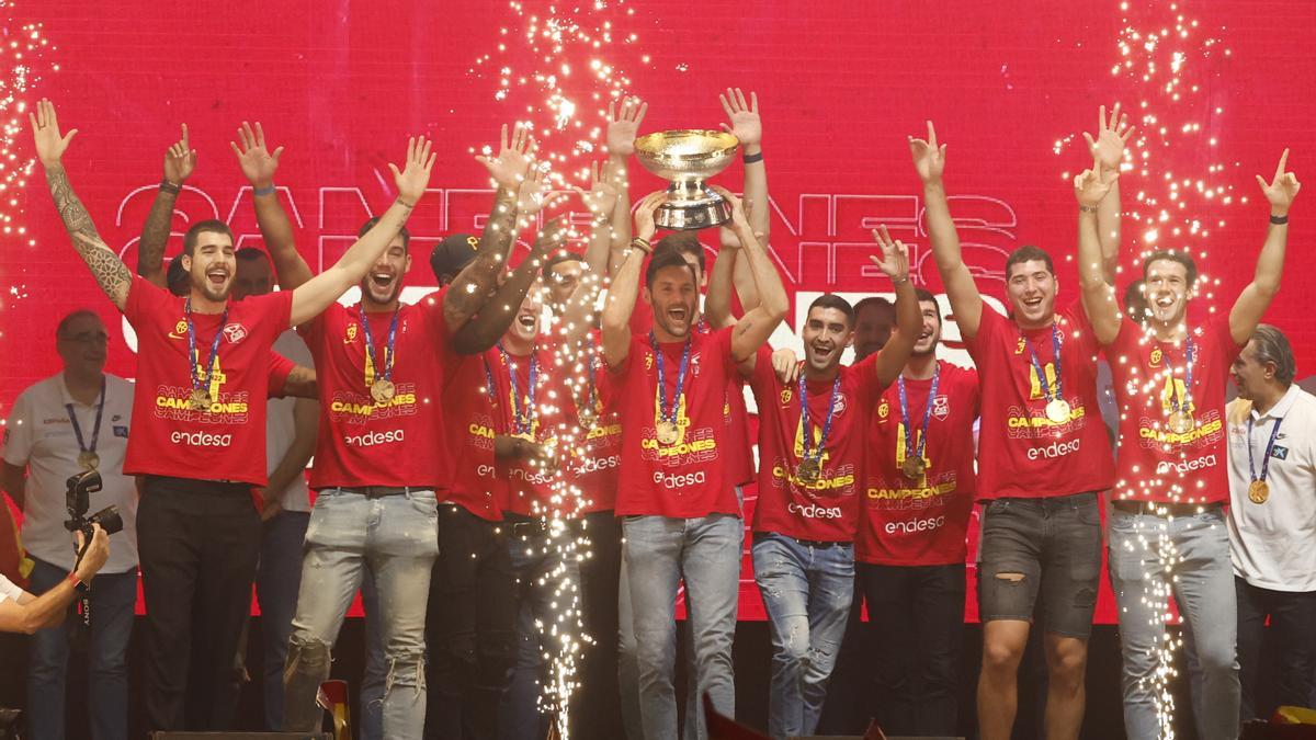 Los jugadores de España celebran en Madrid el oro en el Eurobasket