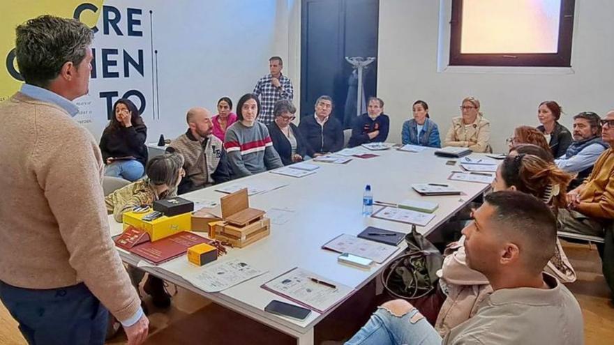 Kike Riesgo, con los emprendedores de la Curtidora. | LA CURTIDORA