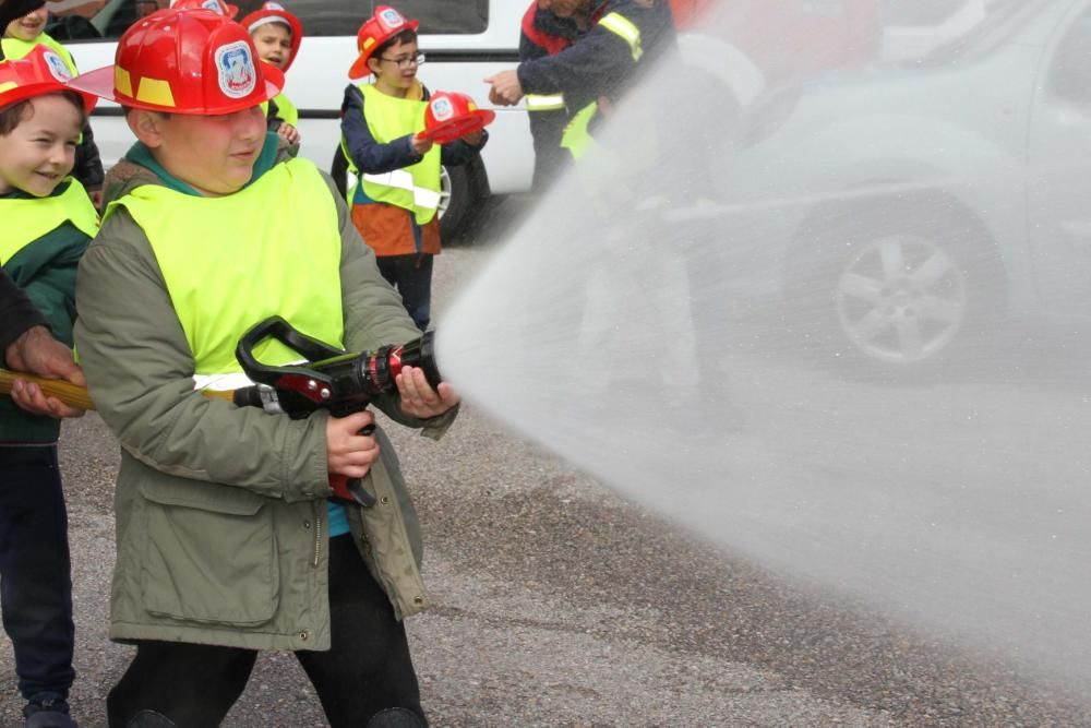 Visita del colegio Fozaneldi a los bomberos.