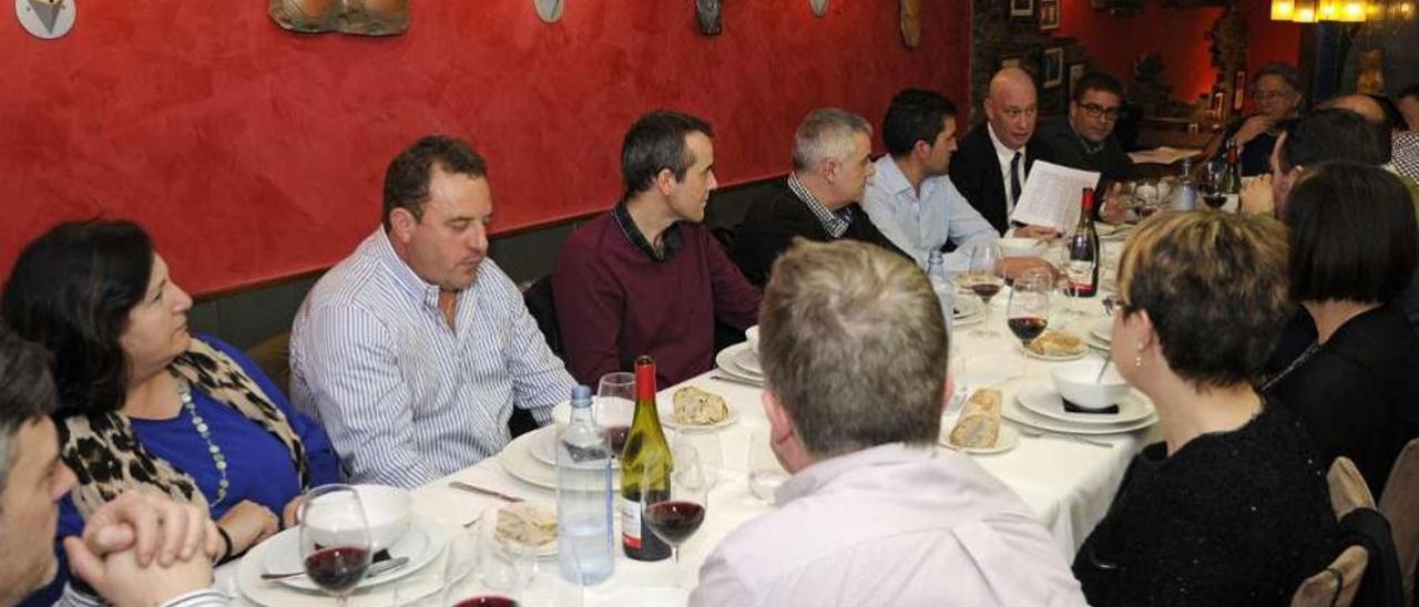 Una quincena de miembros de Arcodega acudió a la asamblea anual itinerante, que tuvo lugar en un restaurante de Lalín. // Bernabé/J. Lalín