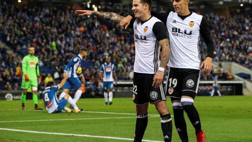 Mina, que sigue en racha, celebra su gol con Rodrigo. // Enric Fontcuberta