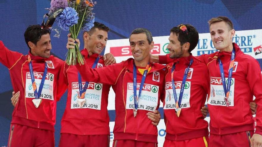 Pedro Nimo (izquierda) ayer en el podio tras lograr la medalla de plata por equipos en maratón. // Hayoung Jeon