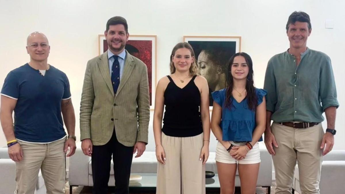 Las deportistas y el técnico, con el alcalde de Gandia y el concejal de Deportes, en el acto del pasado julio