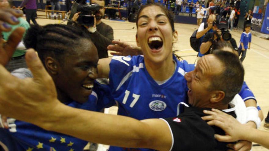 Las jugadoras del Mar Alicante celebran el histórico pase a la final de la Recopa de Europa, ante un pabellón volcado con el conjunto de Ángel Sandoval.