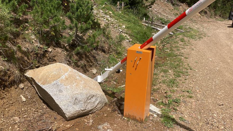 Lles denuncia que trenquen la barrera per accedir a la natura