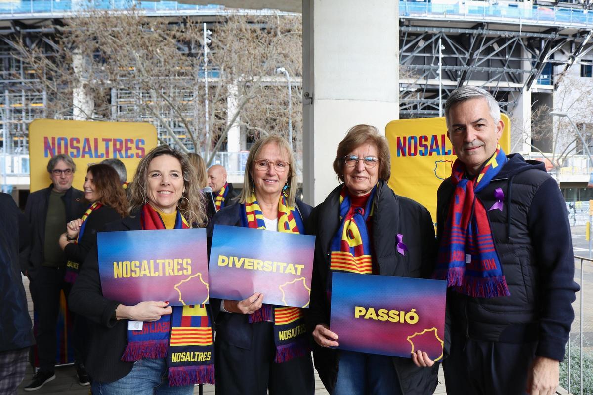 Víctor Font, acompañado de varias mujeres que integran su junta directiva.