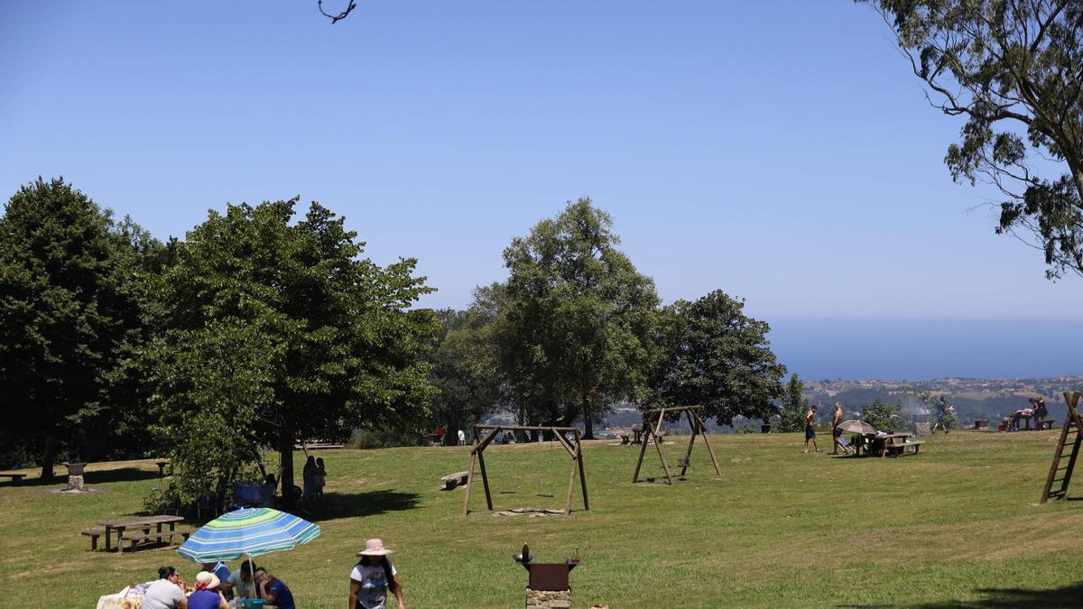 Visitantes en una de las zonas recreativas del Monte Deva.