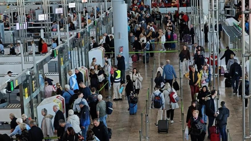 Colas en el aeropuerto de Alicante-Elche por la huelga del personal de seguridad