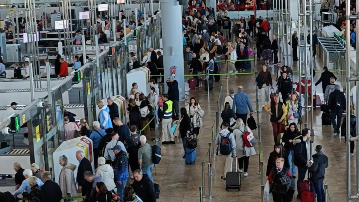 Aspecto que presentaba este jueves el acceso a los controles de la zona de embarque.