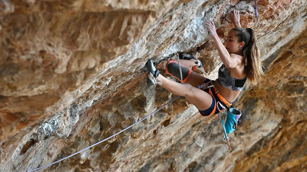 Geila Macià a Santa Linya a la via que va encadenar “Rollito Sharma Extension” 8c. Geila Macià a Santa Linya a la via que va encadenar “Rollito Sharma Extension” 8c.