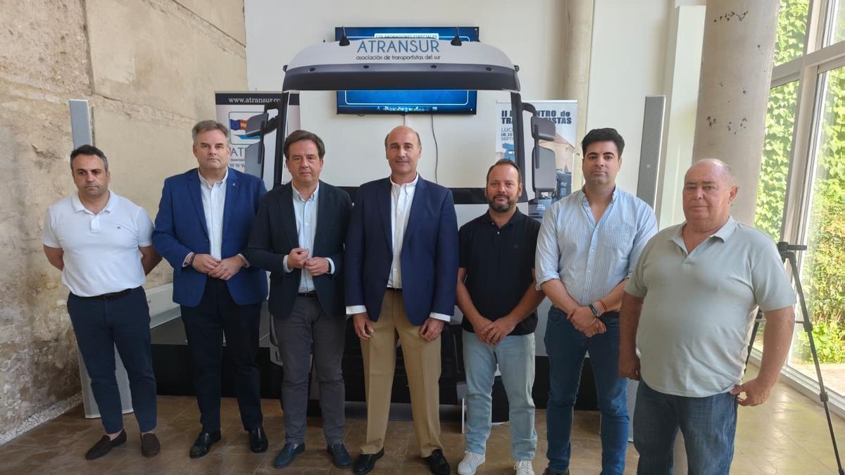 Participantes en la presentación del Encuentro de Transportistas de Lucena.