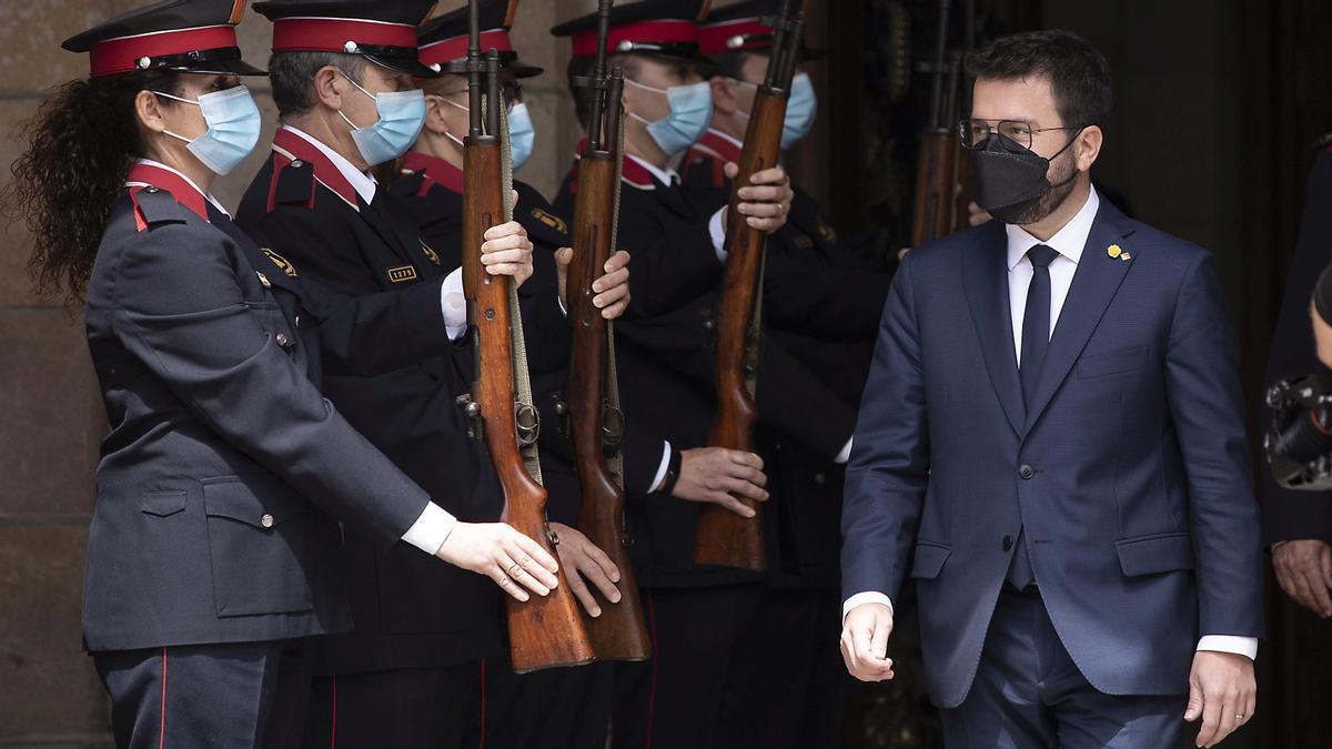 Pere Aragonès, ya investido ’president’, recibe el saludo marcial de los Mossos al salir del Parlament.