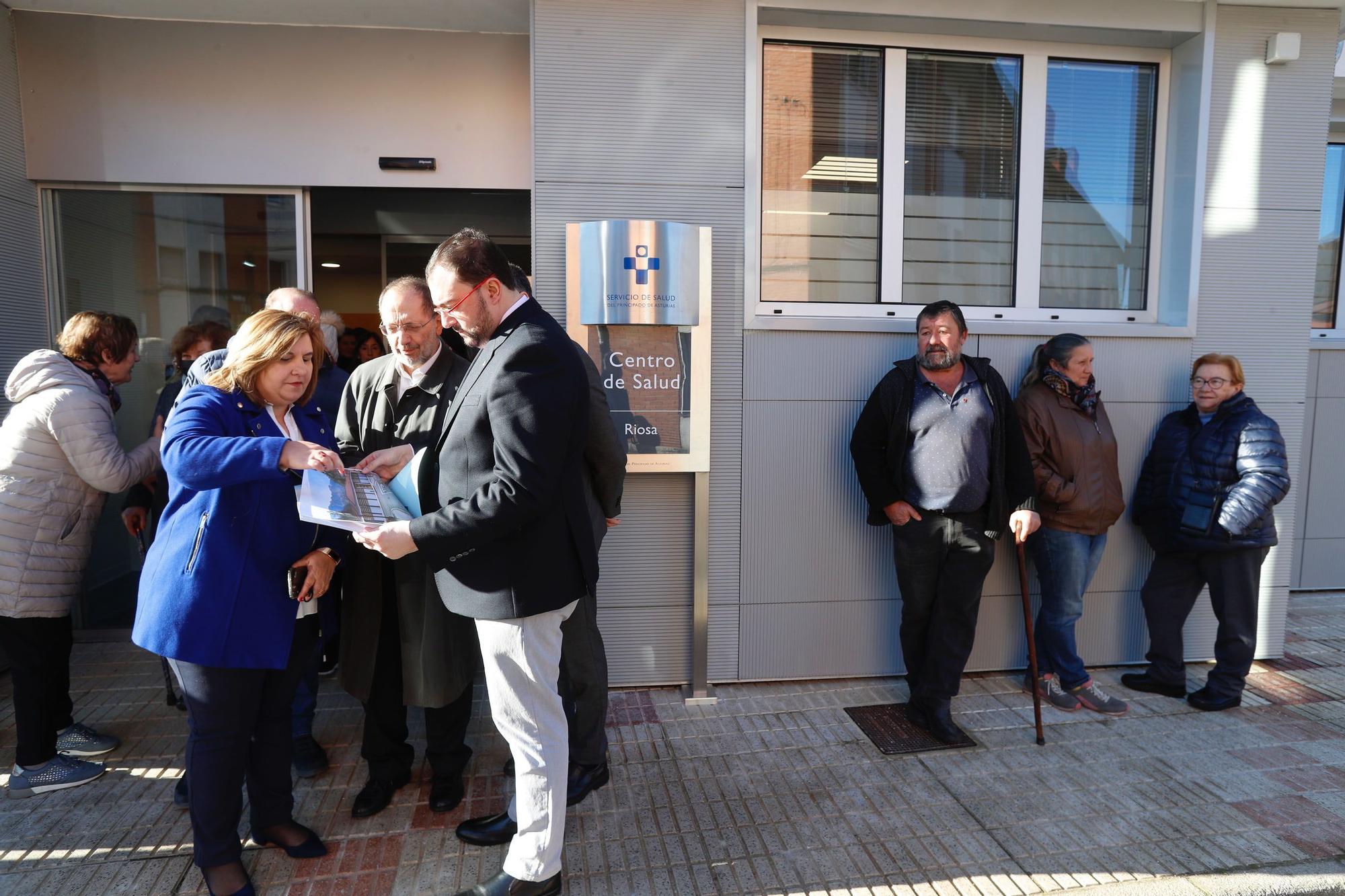 EN IMÁGENES: Adrián Barbón visita el consultorio local de La Vega (Riosa), sometido a una reforma integral de las instalaciones