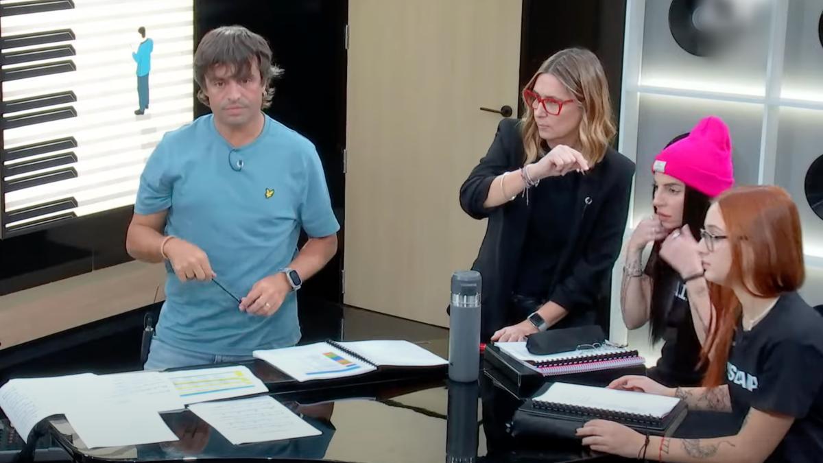 Manu Guix, Noemí Galera, Chiara y Ruslana en un ensayo grupal en la Academia de 'OT 2023'