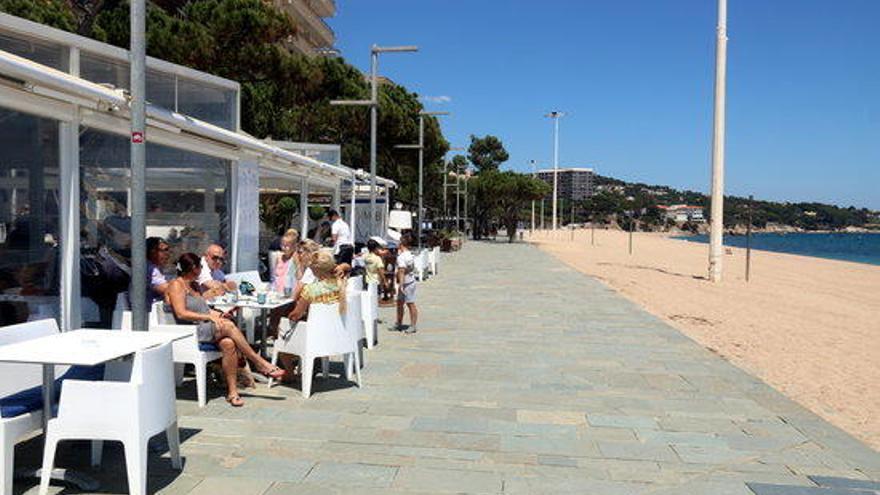 Pla general del passeig marítim de Platja d&#039;Aro, amb una terrassa en un costat i el mar, a l&#039;altre