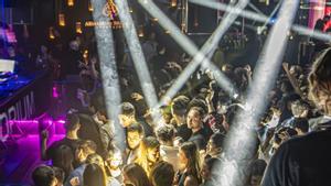Joves de festa en una discoteca de Barcelona. | MANU MITRU