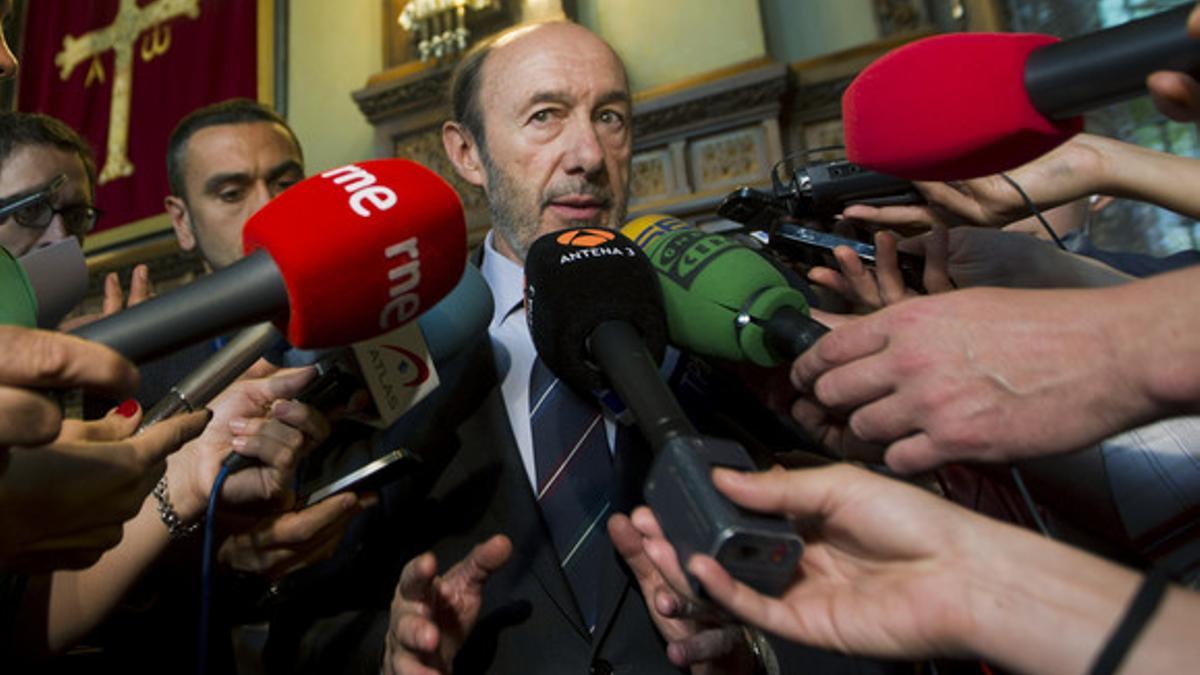 Alfredo Pérez Rubalcaba atiende a los medios de comunicación, este sábado, en Oviedo.