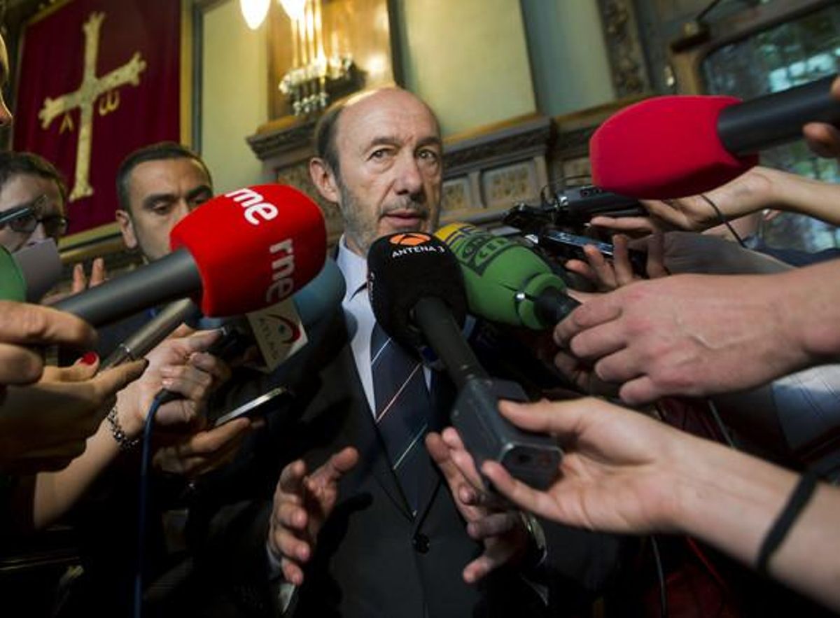 Alfredo Pérez Rubalcaba atén els mitjans de comunicació, aquest dissabte, a Oviedo.