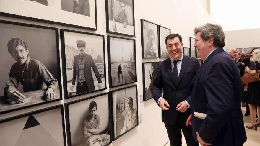 Román Rodríguez y Juan Manuel Bonet, en la muestra. // X. Álvarez